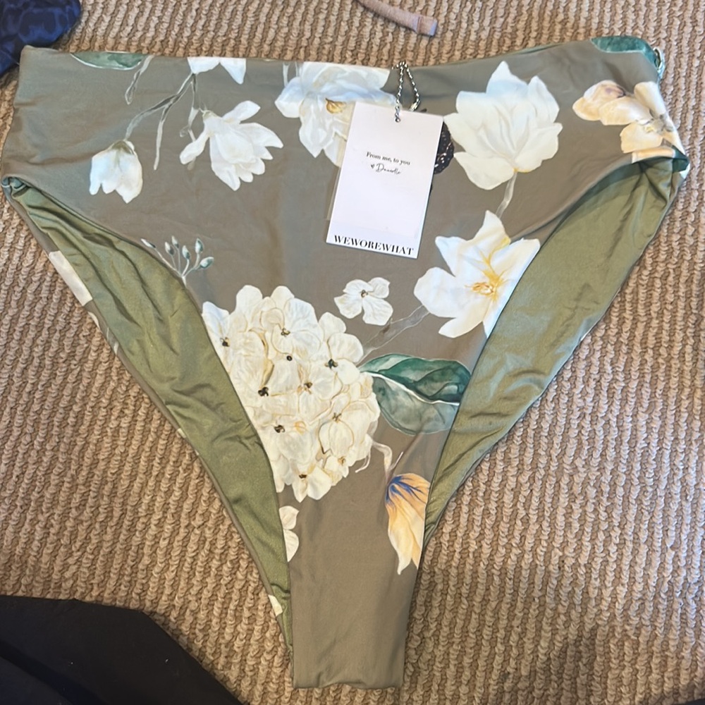 NWT WEWOREWHAT high waist emily bottom in romantic Floral sage size medium - Picture 3 of 11